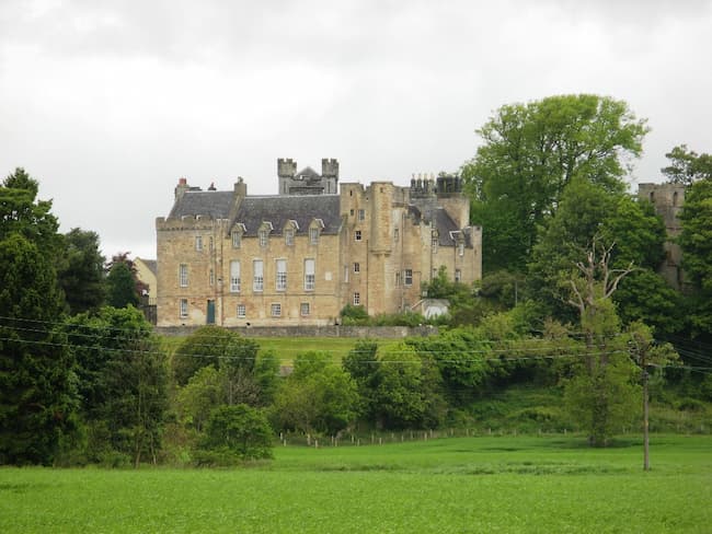Airth Castle. Attribution: By Supergolden - Own work, CC BY-SA 3.0, https://commons.wikimedia.org/w/index.php?curid=2181409