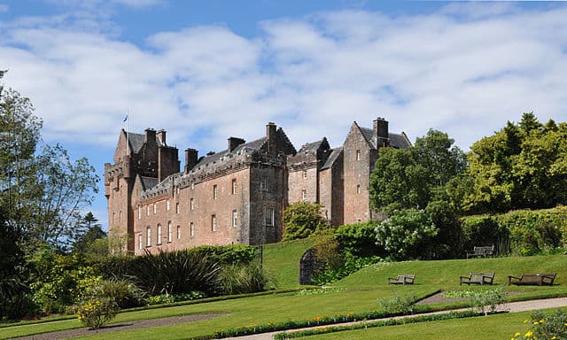 Brodick Castle. Attribution: By © Sir Gawain / Wikimedia Commons, CC BY-SA 3.0, https://commons.wikimedia.org/w/index.php?curid=28482703