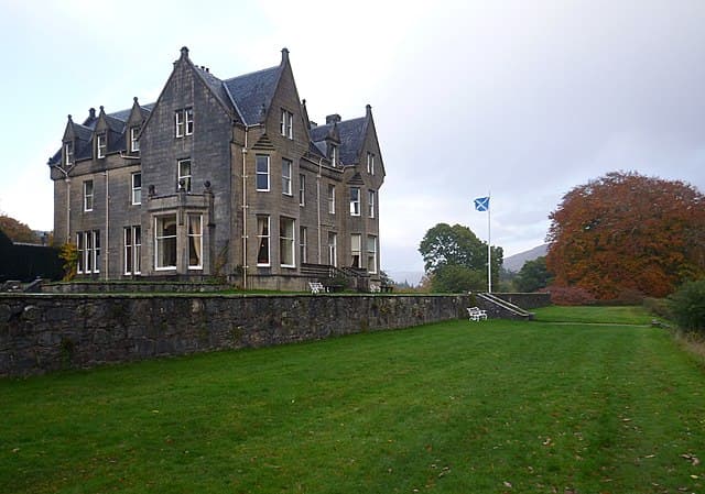 Glengarry Castle Hotel. Attribution: By Craig Wallace, shared under https://creativecommons.org/licenses/by-sa/2.0/deed.en Glengarry Castle Hotel. Attribution: By Craig Wallace, shared under https://creativecommons.org/licenses/by-sa/2.0/deed.en