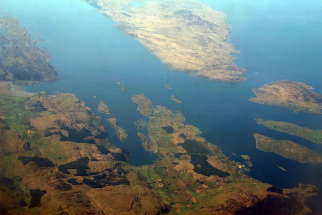 Jura_and_Scarba_showing_gulf_of_corryvreckan_c