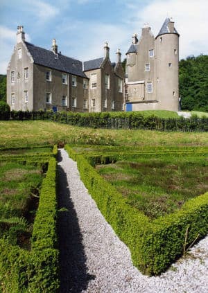 Kelburn_Castle_wikipedia1_300_c