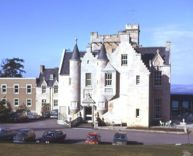 Stonefield Castle. Attribution: By Anne Burgess, CC BY-SA 2.0, https://commons.wikimedia.org/w/index.php?curid=9136048 Stonefield Castle. Attribution: By Anne Burgess, CC BY-SA 2.0, https://commons.wikimedia.org/w/index.php?curid=9136048