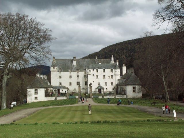 Traquair Castle. Attribution: By John Clive Nicholson, CC BY-SA 2.0, https://commons.wikimedia.org/w/index.php?curid=9138021 Traquair Castle. Attribution: By John Clive Nicholson, CC BY-SA 2.0, https://commons.wikimedia.org/w/index.php?curid=9138021