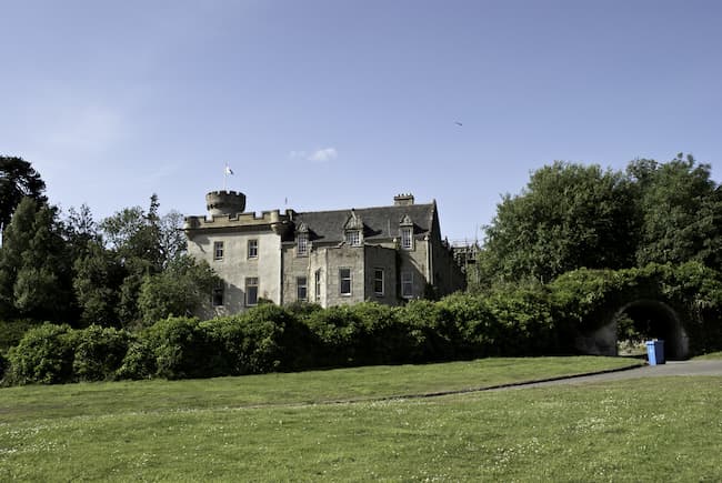 Tulloch Castle. Attribution: Peter Moore, CC BY-SA 2.0, https://commons.wikimedia.org/w/index.php?curid=28172545 Tulloch Castle. Attribution: Peter Moore, CC BY-SA 2.0, https://commons.wikimedia.org/w/index.php?curid=28172545