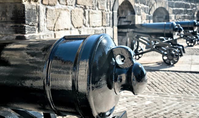 Canons ranged along the battlements of Edinburgh Castle Canons ranged along the battlements of Edinburgh Castle