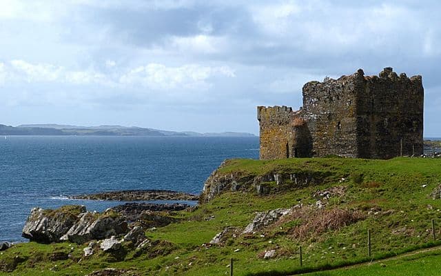 Mingary Castle. Attribution: By © Jon Haylett / The Mingary Castle blog, CC BY-SA 3.0, https://commons.wikimedia.org/w/index.php?curid=31572412 Mingary Castle. Attribution: By © Jon Haylett / The Mingary Castle blog, CC BY-SA 3.0, https://commons.wikimedia.org/w/index.php?curid=31572412