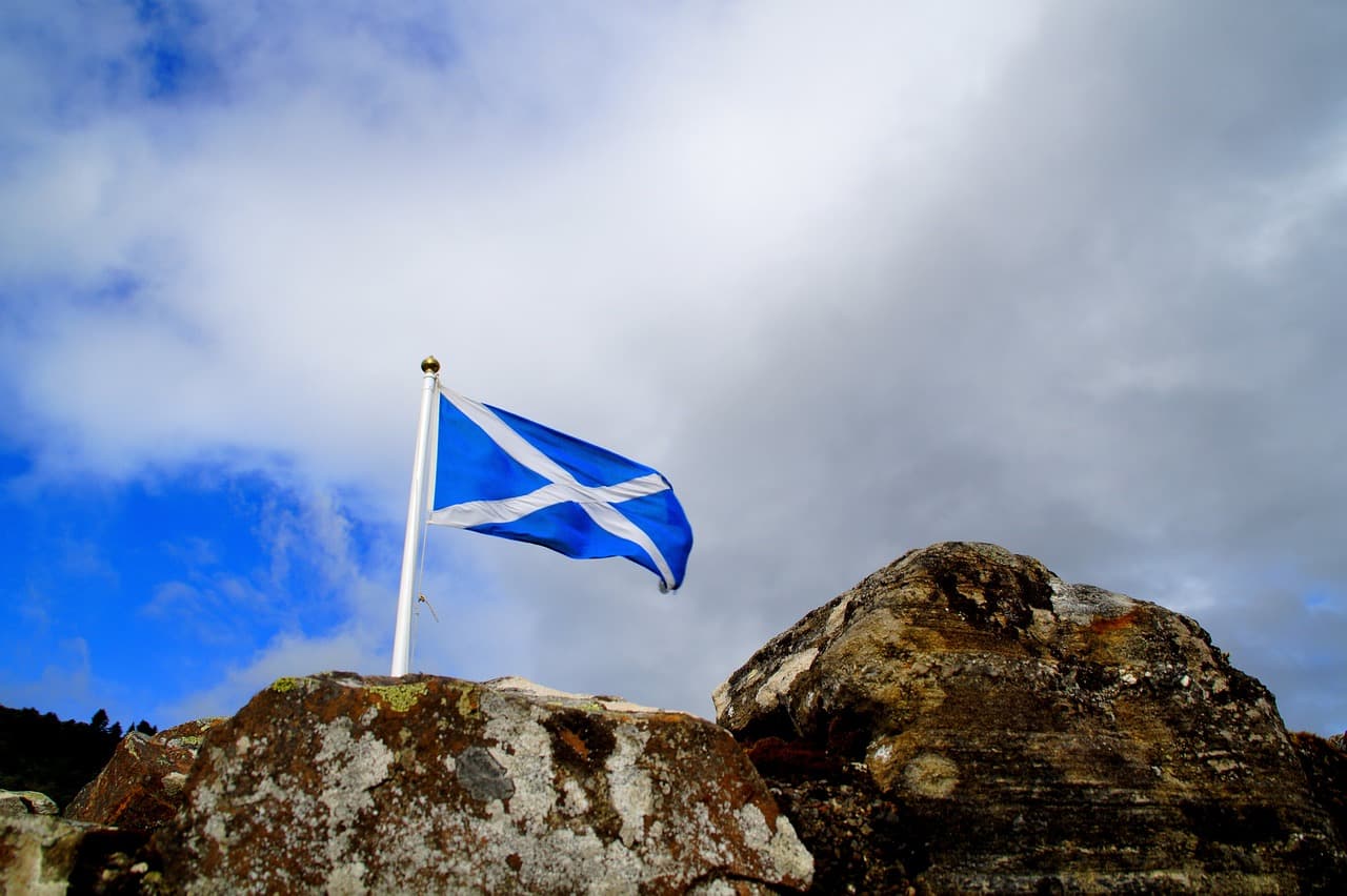 saltire_flag_loch_ness_650_c