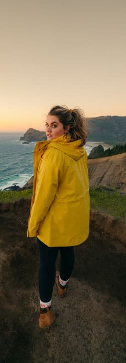 woman_wearing_raincoat_250_c